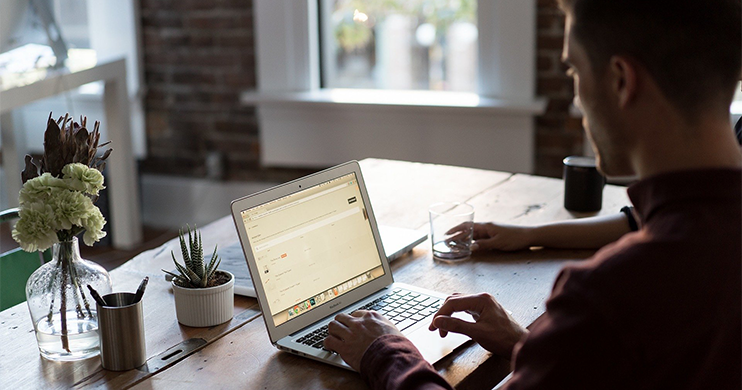  What position should we take while sitting in front of the computer?